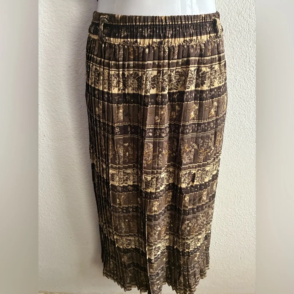 Korean Retro Women's High Waisted Pleated A-line Long Skirt - Picture 4 of 13